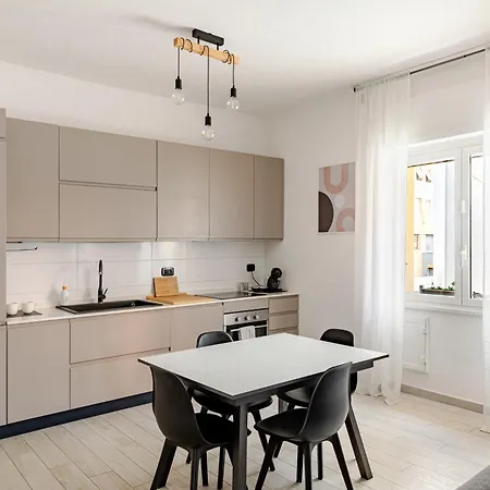 Apartamento Domus Alexandrae - Metro A & Tuscolana Roma